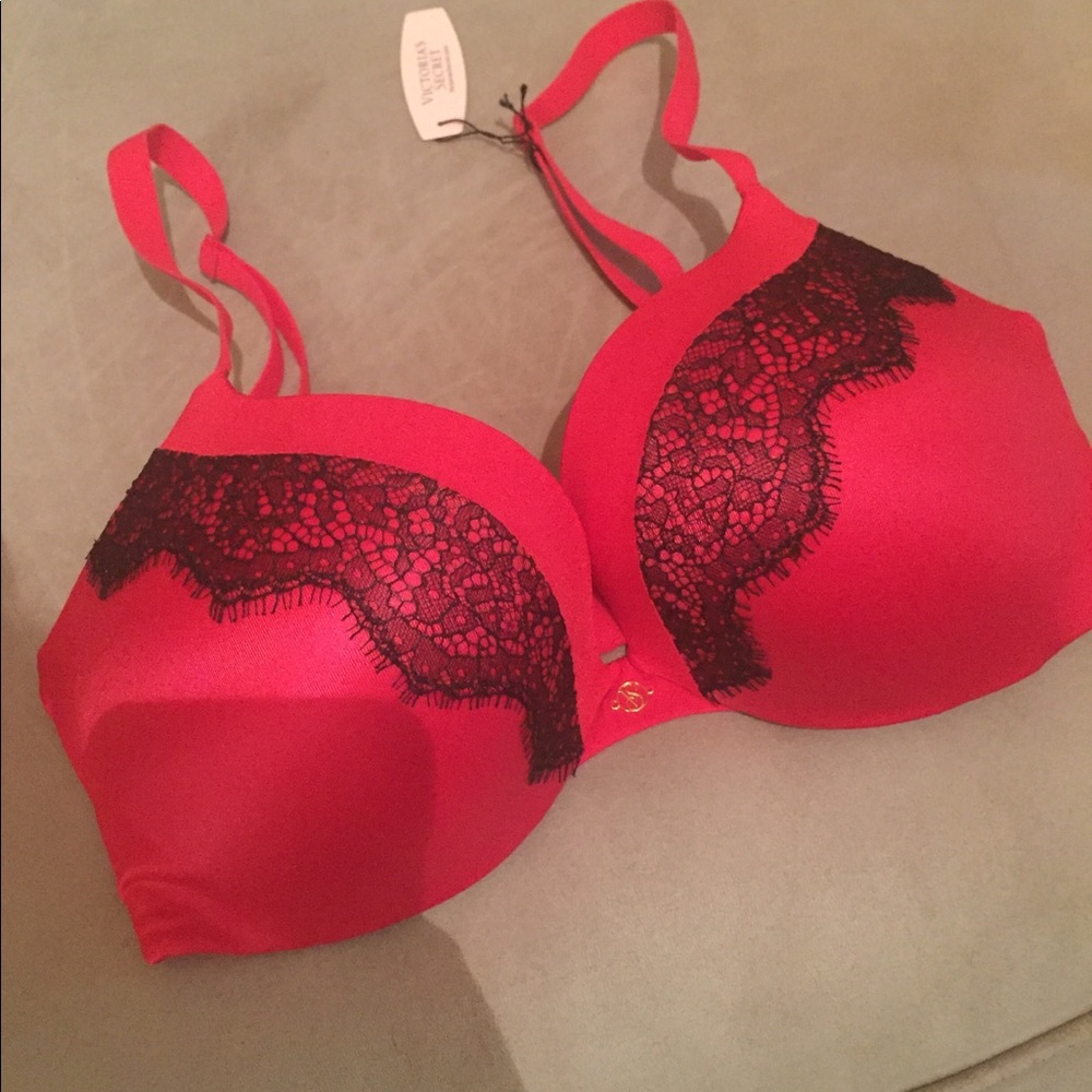 NWT Adorable Red Victoria’s Secret Bombshell bra